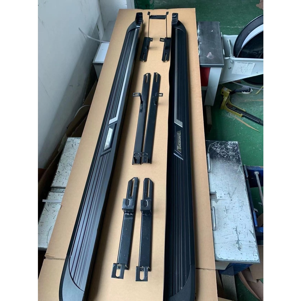 Bậc lên xuống xe Hyundai Tucson 2022-2023, mẫu đen đúc chỉ inox , mẫu chỉ gương cao cấp. Chắc chắn bền bỉ