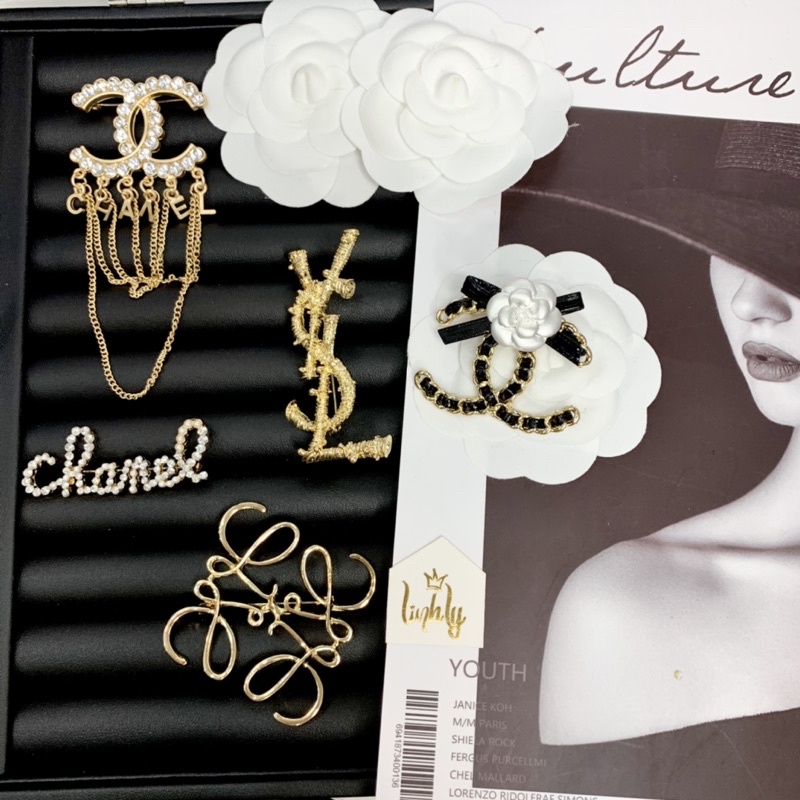 Cài áo hiệu - tag cài áo đá xinh