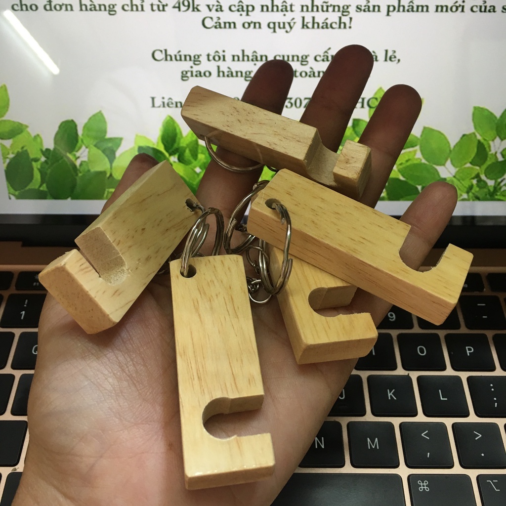 Móc khóa kiêm giá đỡ điện thoại bằng gỗ