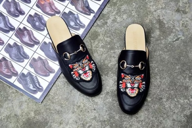 Giày Sục Nam Thêu Mặt Báo Đỏ Kiểu Dáng Hàn Quốc | BigBuy360 - bigbuy360.vn