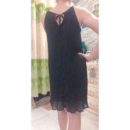 Đầm cổ yếm
