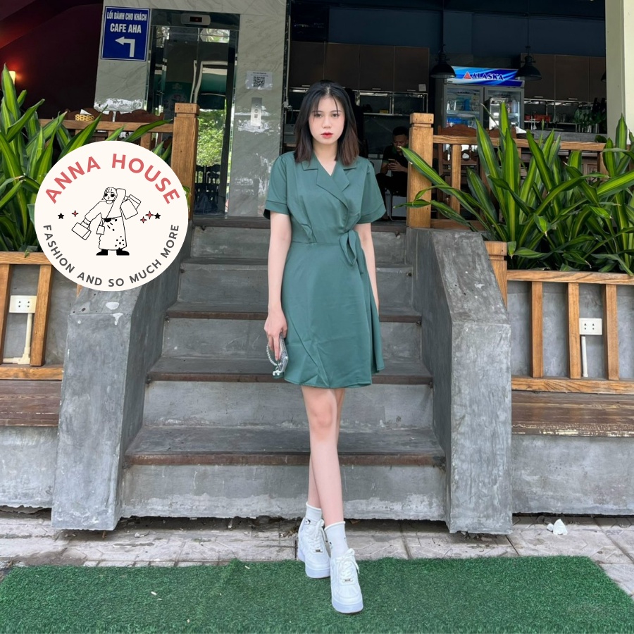 Đầm sơ mi cổ vest tay cộc dáng ngắn chất voan trượt thắt nơ chéo bên eo, váy sơ mi cổ vest tay ngắn dáng xòe buộc nơ eo