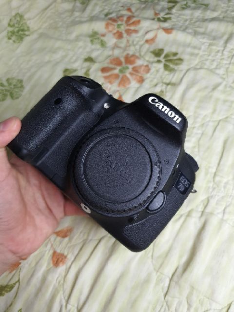 Cần bán Canon 7D EOS , màu đen , body còn mới đến 95%, nguyên zin từ con ốc( tặng tất cả phụ kiện trên hình và giỏ )