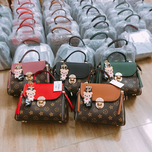 Túi Lv Pha Kèm Móc Gấu Rosabell
