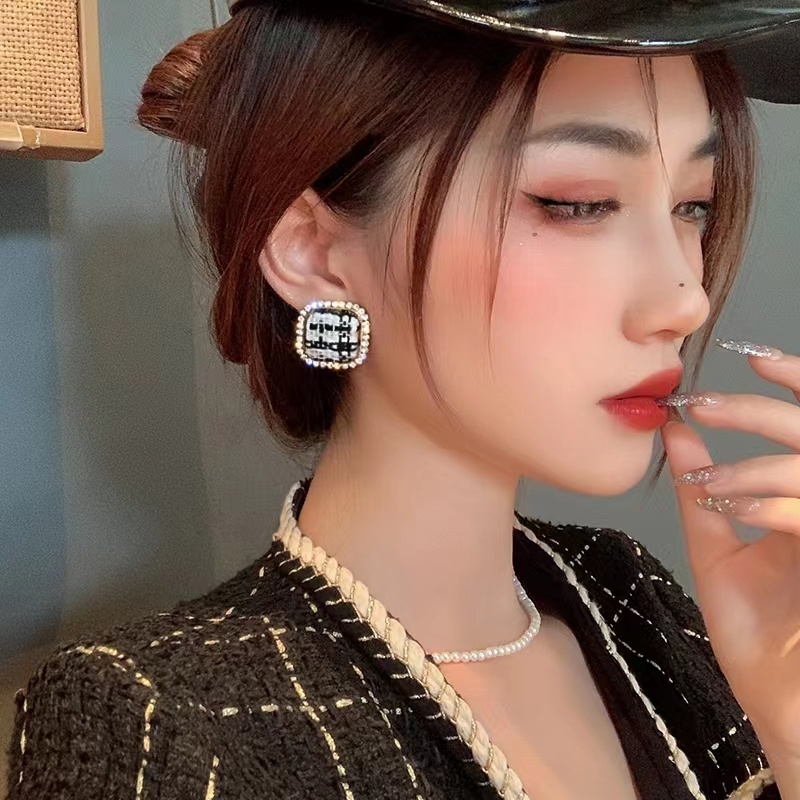 Bông Tai Mạ Bạc 925 Họa Tiết Caro Trắng Đen Thời Trang Dễ Phối Đồ