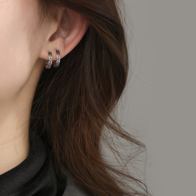 Khuyên tai bạc bông nữ 925 tròn chữ số la mã xinh xắn, cá tính Roman | HARMONY ACCESSORIES K146