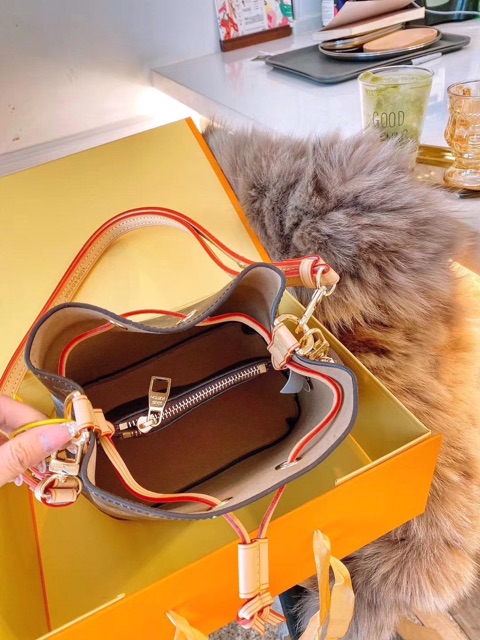 Túi đeo chéo đeo vai NEO hoạ tiết hoa nâu kèm charm con chó hàng cao cấp fullbox có hộp