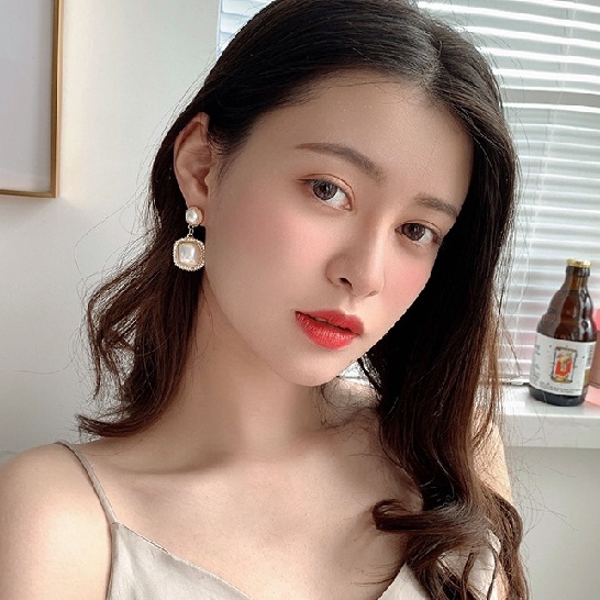 Khuyên tai ngọc trai giả thanh lịch