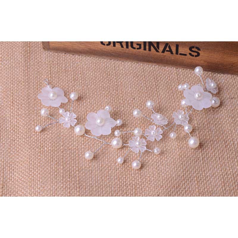 Cài tóc đính hạt ngọc trai cho cô dâu