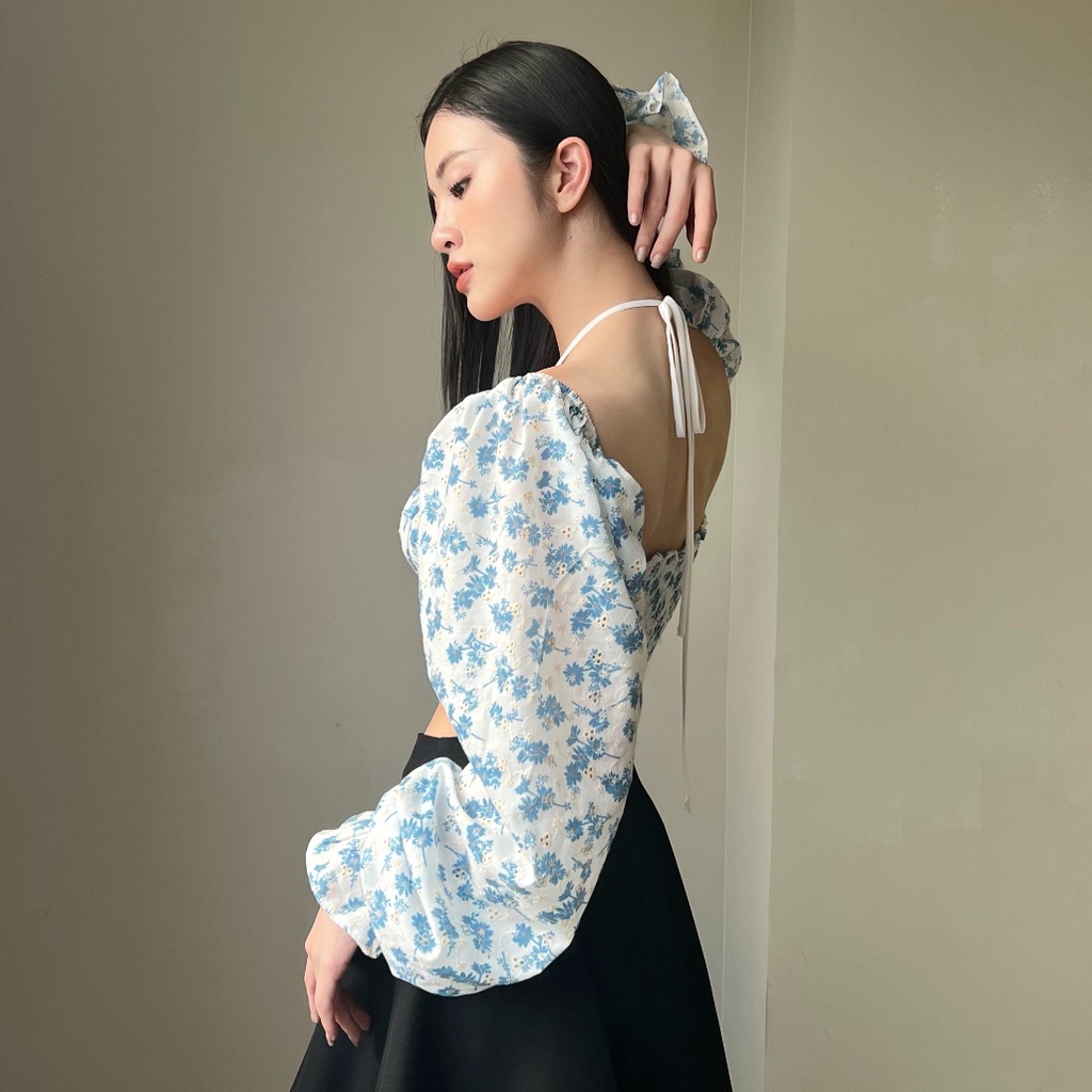 KIOBI – Áo kiểu Chloris form croptop cúp ngực, tay phồng dài nhún thun cổ điển, lưng thun,vải xô thêu xanh - KIA224446HX