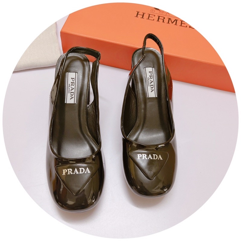 Bán Sỉ- Giày sandal cao gót mũi vuông da bóng tag vuông Praa gót vuông 7cm chắn chân hot trend