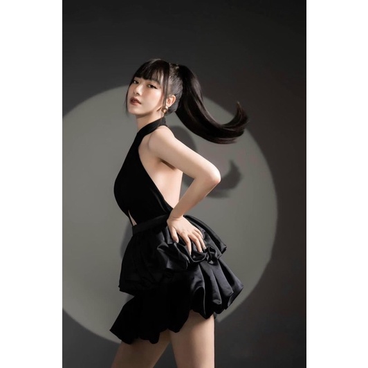 Đầm xoè bí tầng cổ yếm hở lưng