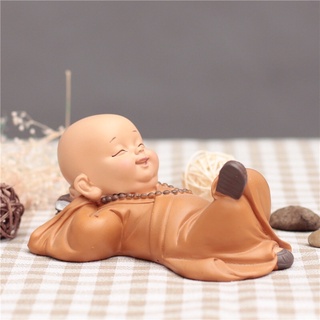 Chú tiểu nằm thư giãn