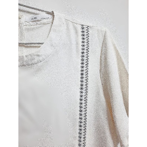 Áo lụa trắng cổ thêu đơn giản