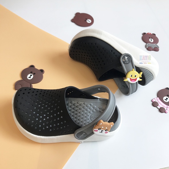 DÉP SỤC TRẺ EM CROCS LITERIDE MÀU ĐEN LÓT XÁM QUAI GẮN NÚT