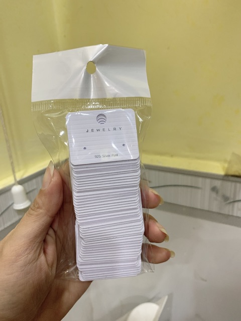 Thẻ nhựa treo hoa tai có gờ móc