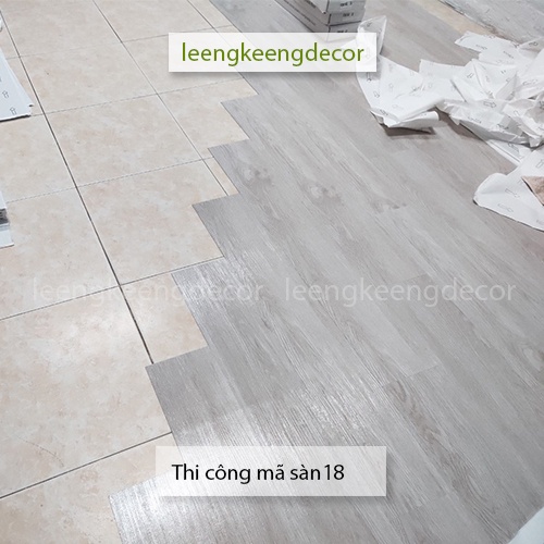 Miếng dán nền vân gỗ màu trắng sẵn keo tự dính nhựa nguyên sinh hàng loại 1 mã 18 giá rẻ