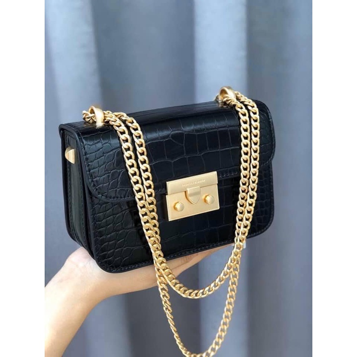 Túi đeo chéo nữ da croc bóng xích vàng tiểu thư Charles & Keith | Auth - Sing - Ảnh thật