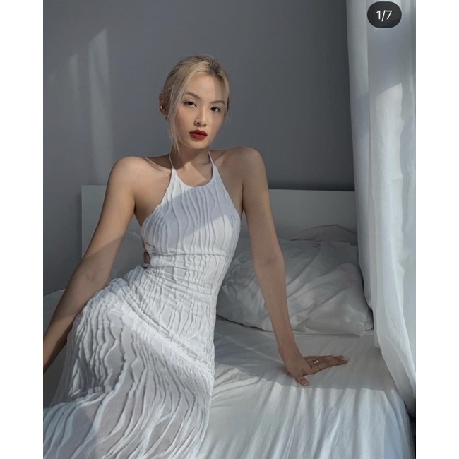 Đầm maxi body cổ yếm đan dây hở lưng trắng gân nổi | BigBuy360 - bigbuy360.vn