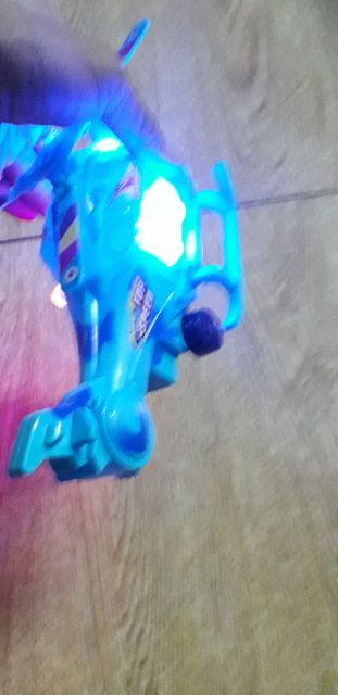 Chiếc trực thăng có nhạc và đèn led rất đẹp tặng kèm pin