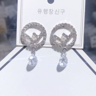 Khuyên tai đá sang chảnh mẫu mới