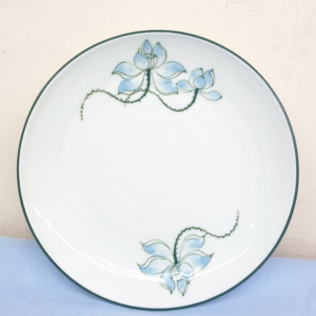 Đĩa sứ Bát tràng đường kính 16cm bày thức ăn vô cùng đẹp mắt và tiện lợi.