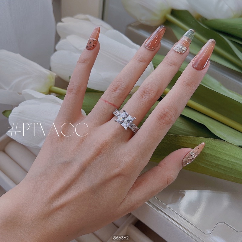 ᴾᵀᴺᵃᶜᶜ Nhẫn xi bạch kim soàn paguet vuông . N9812VACX