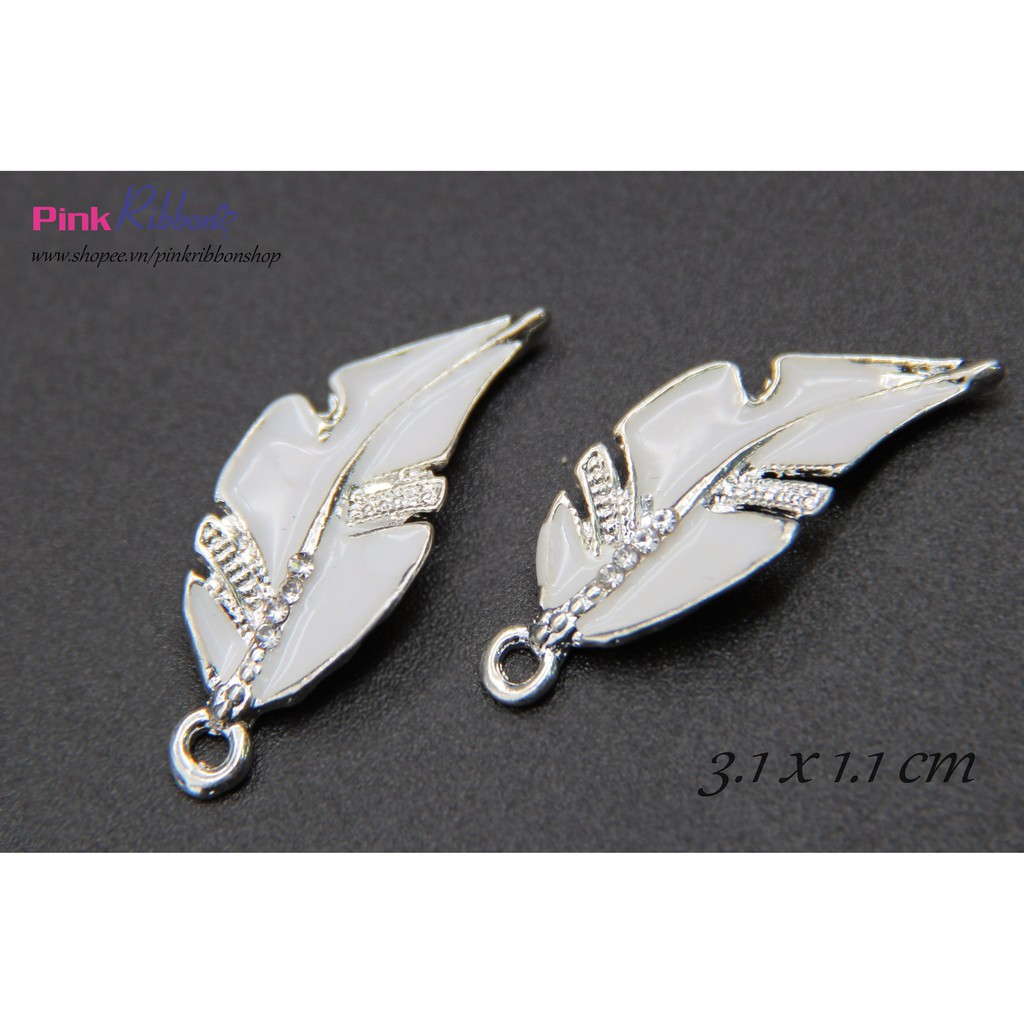 Lá trắng đính đá