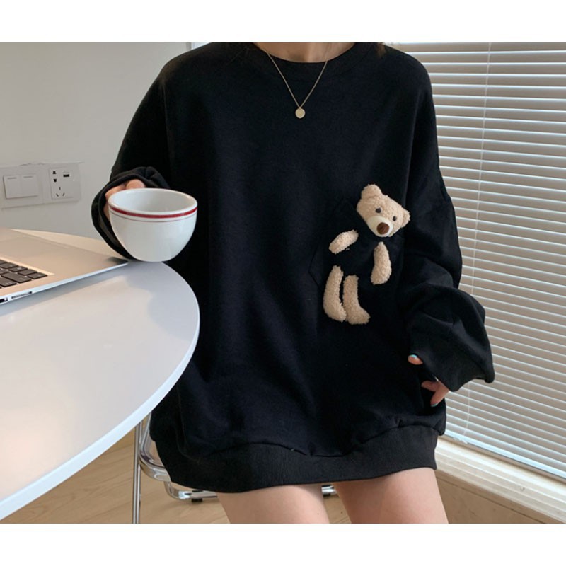 Áo sweater vải cotton mỏng dáng rộng cổ tròn có túi họa tiết chú gấu đáng yêu | BigBuy360 - bigbuy360.vn