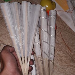 Một chiếc quạt bằng giấy rất đẹp