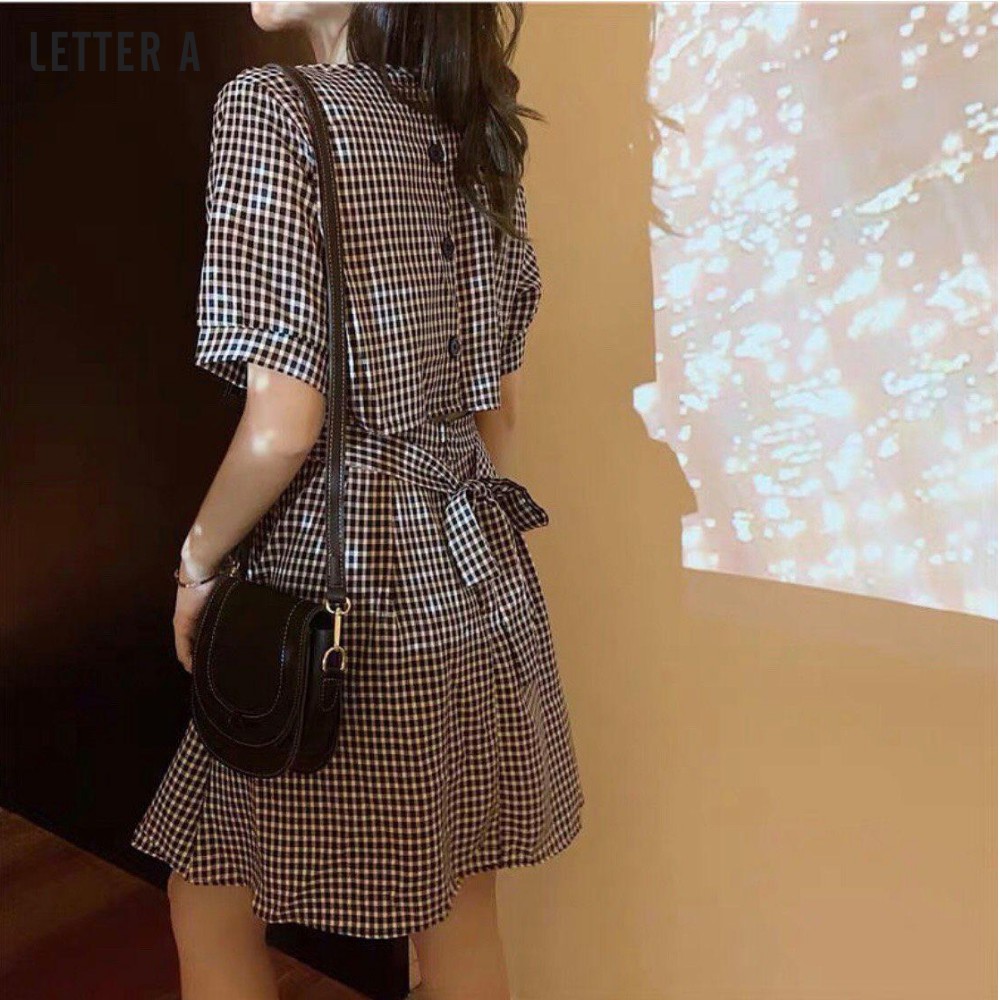 Đầm caro đính cúc sau hở lưng nhẹ nhàng