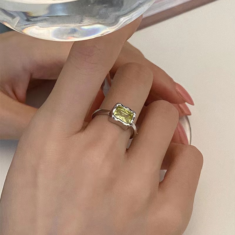 Nhẫn Đính Kim Cương Giả Hình Vuông Màu Xanh Lá Dễ Phối Đồ Thời Trang Cho Nữ