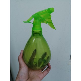Bình xịt nước để cắt tóc