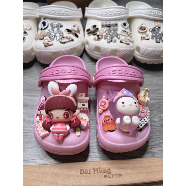 Dép crocs xuất xịn fullcharm TÊN!Khách mua ghi chú  TRAI hay GÁI để shop mix