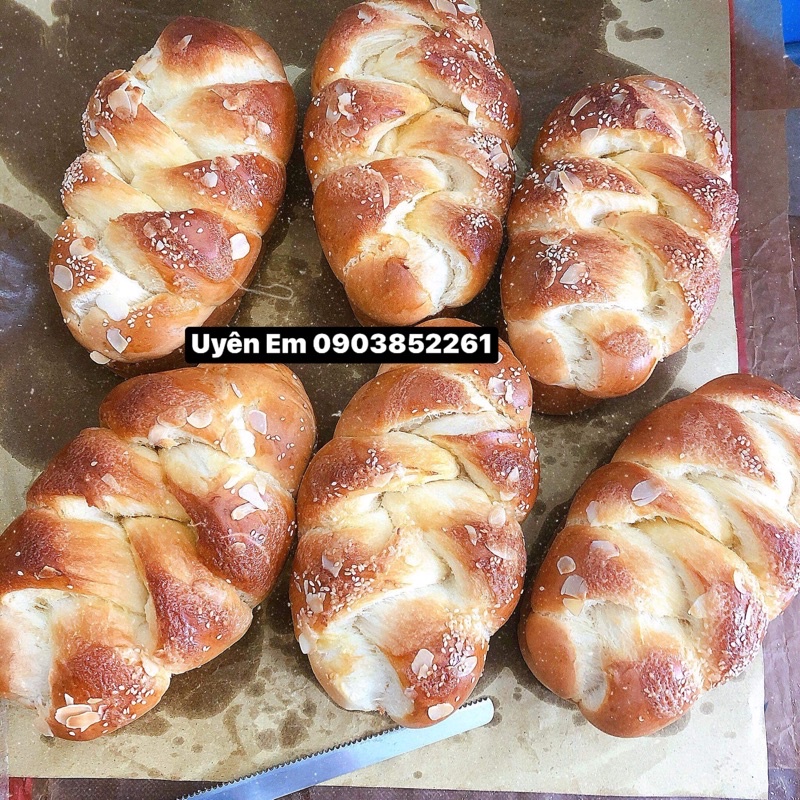 Bánh Mì Hoa Cúc Hạnh Nhân