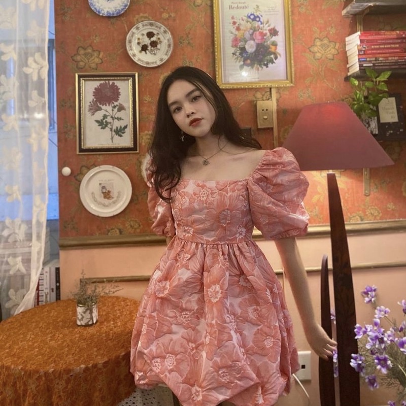 Đầm babydoll gấm hoa tay phồng màu hồng/trắng