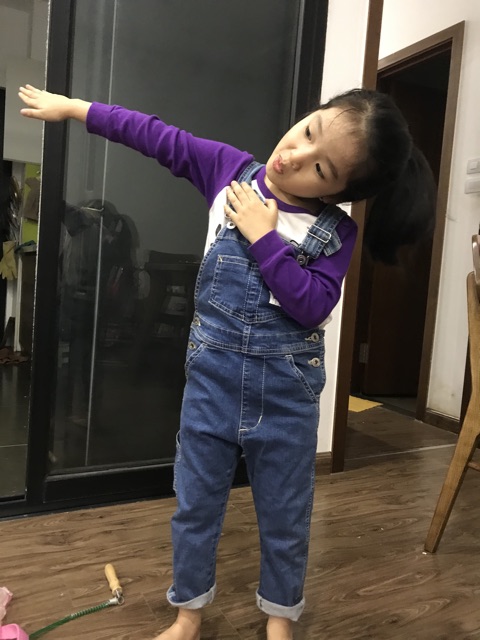 Quần bò yếm cho bé