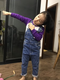 Quần bò yếm cho bé