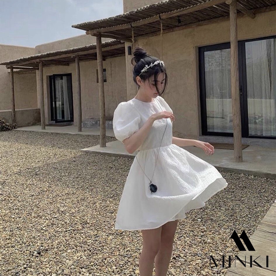 ĐẦM TRẮNG NƠ HỞ LƯNG - CHẤT LIỆU GẤM XỐP CAO CẤP - TRẮNG VÂN NỔI | BigBuy360 - bigbuy360.vn