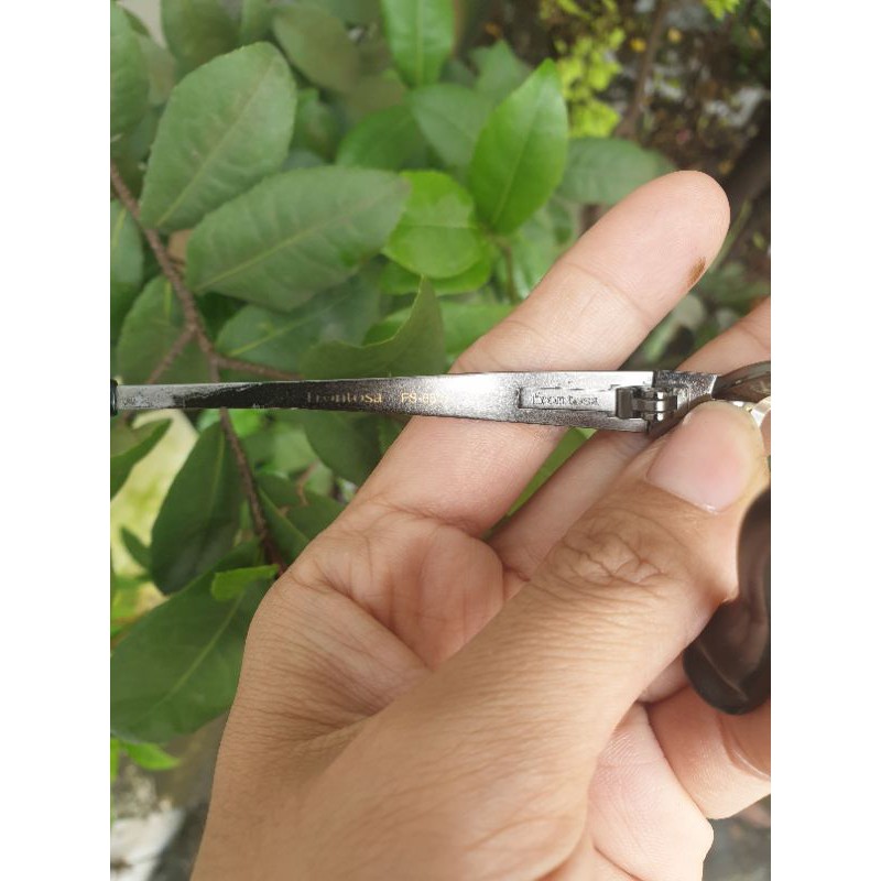 Gọng kính cận si chất liệu titan