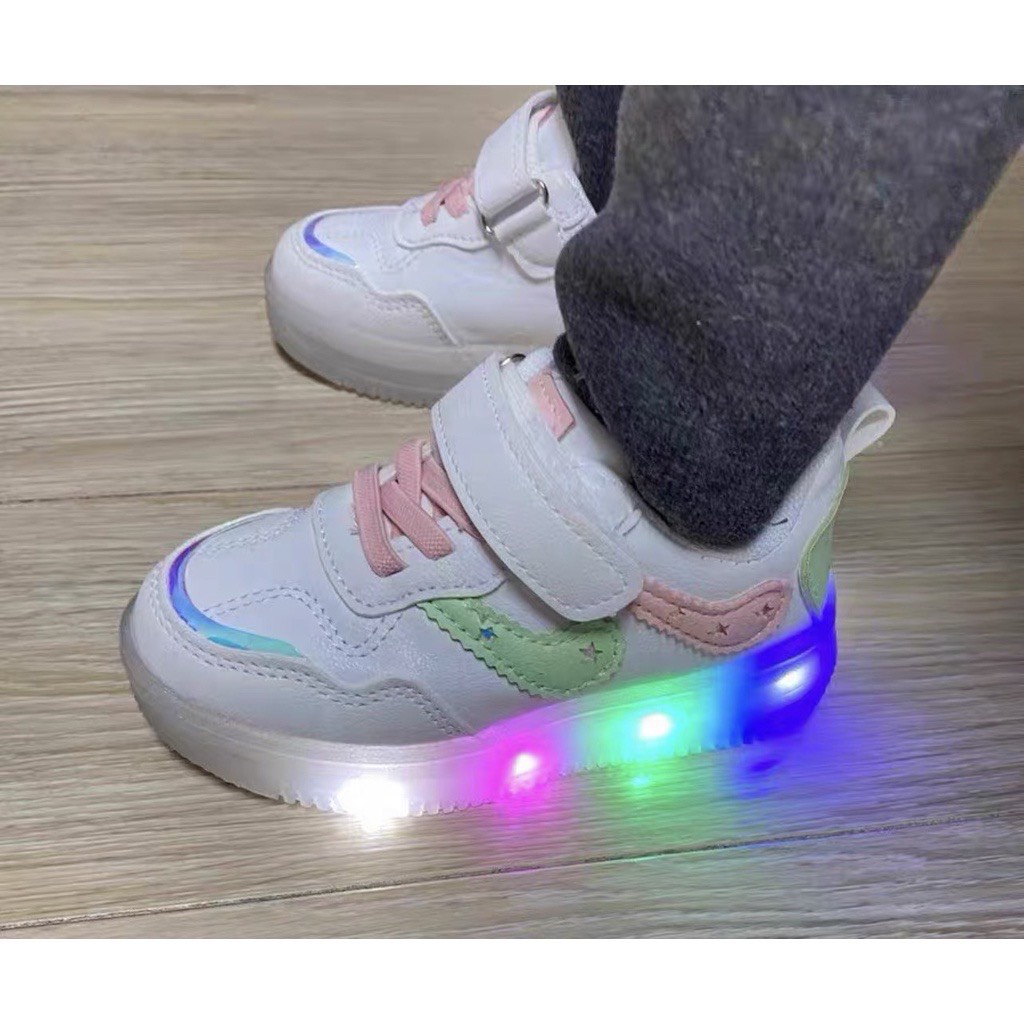 Giày thể thao có đèn led nhấp nháy cho bé gái, bé trai màu trắng nhẹ êm chân có quay dán dễ phối đồ X26 (sz21-sz30)
