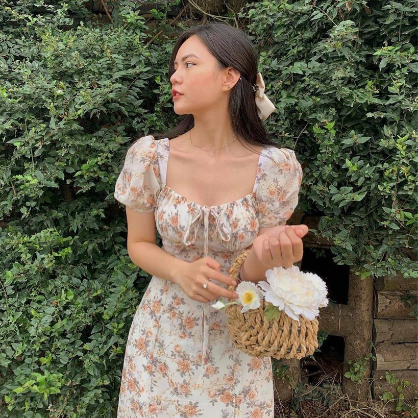 Đầm hoa thêu cổ vuông nhún ngực xẻ tà lai bèo