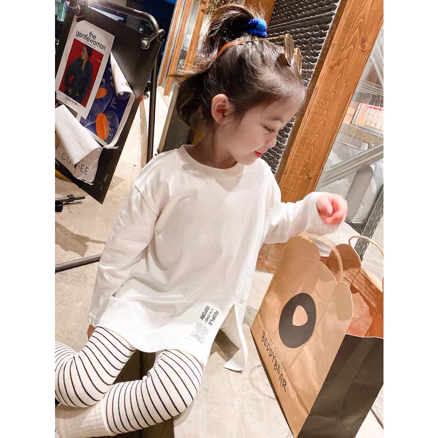 Bộ bé gái áo cotton trắng thụng dáng dài và quần legging kẻ XHN1044