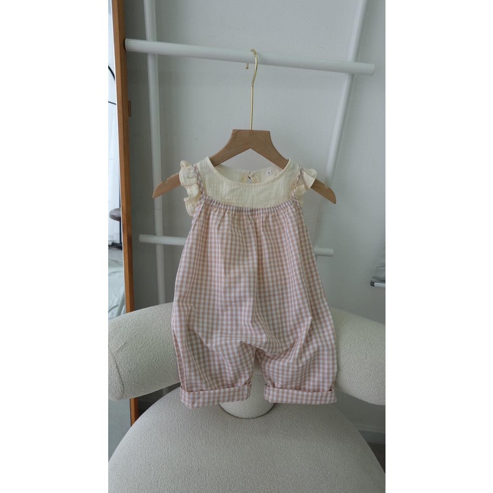 Set yếm hai dây kẻ caro chất liệu cotton Hàn và áo tay cánh tiên chất liệu xô muslin trắng cho bé gái
