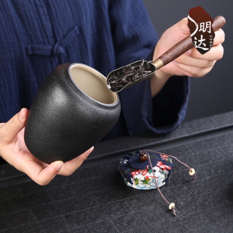 Hủ đựng 200gram Trà--đắp nổi hoa Sen+tặng kèm Muỗng Xúc trà Tre trị giá 40K