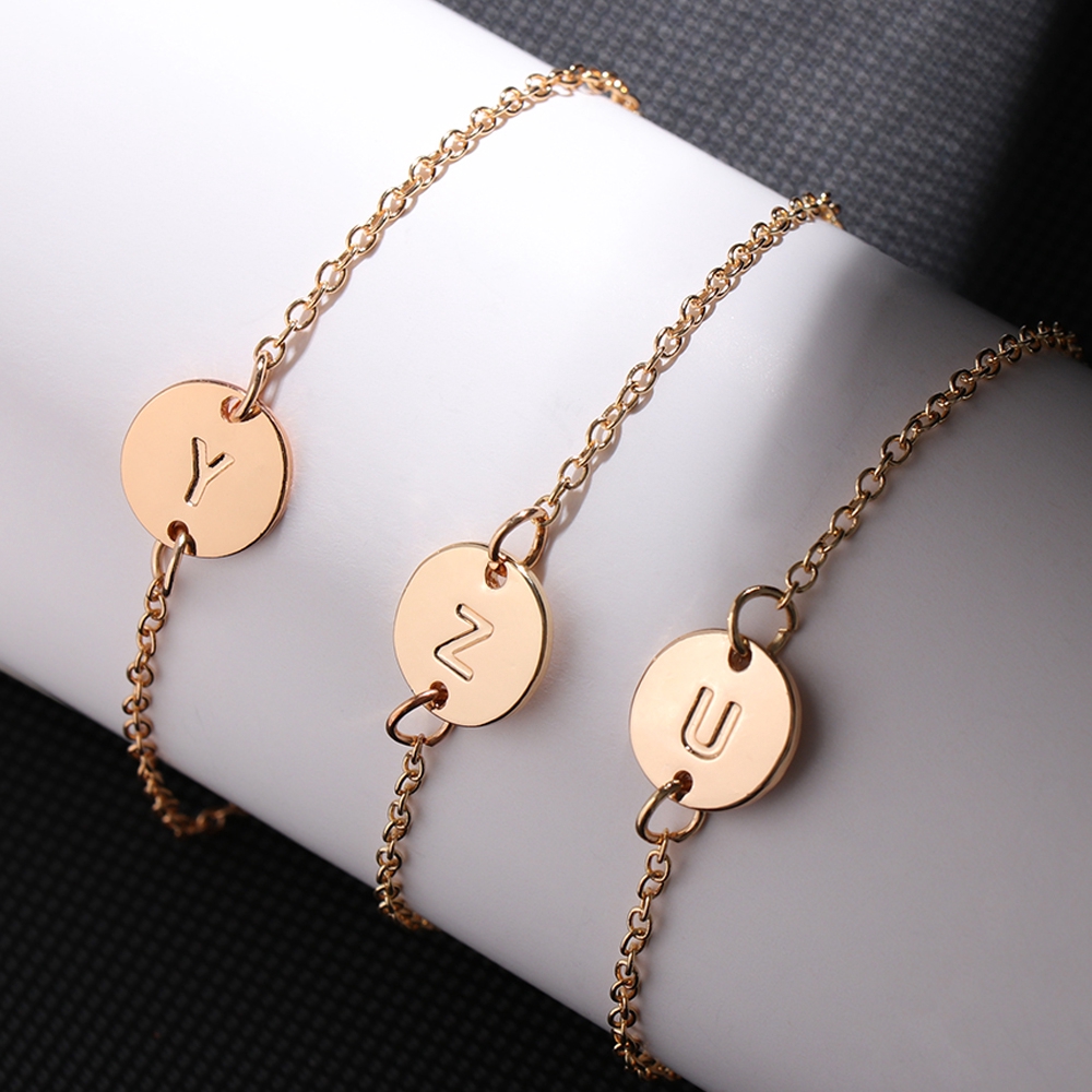 Vòng đeo tay khắc chữ cái thiết kế thanh mảnh