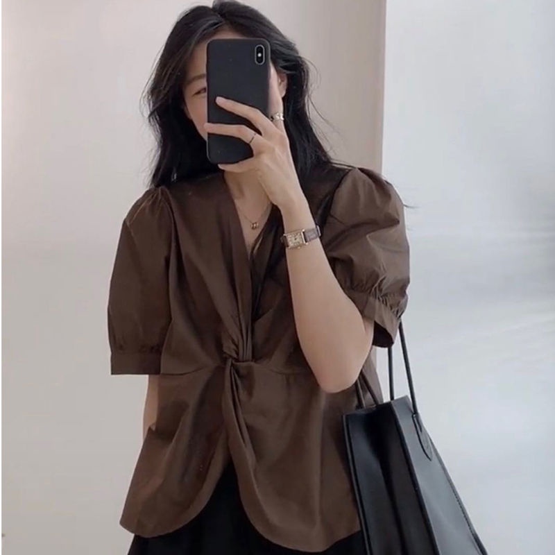 Bộ đồ hai mảnh áo cổ chữ V và quần