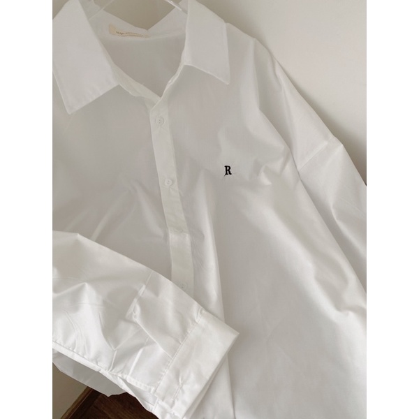 Áo sơ mi trắng thêu chữ dáng rộng/ áo sơ mi oversize