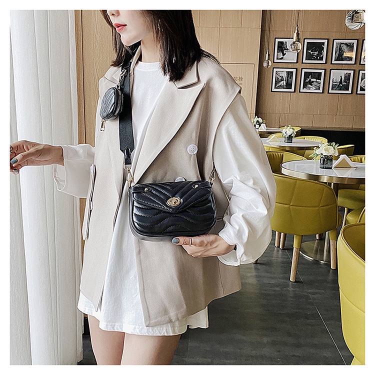 Túi Đeo Chéo Kèm Ví, Dây Bản To Thời Trang Hàn 2 Màu Đen Trắng Size 19 TV66