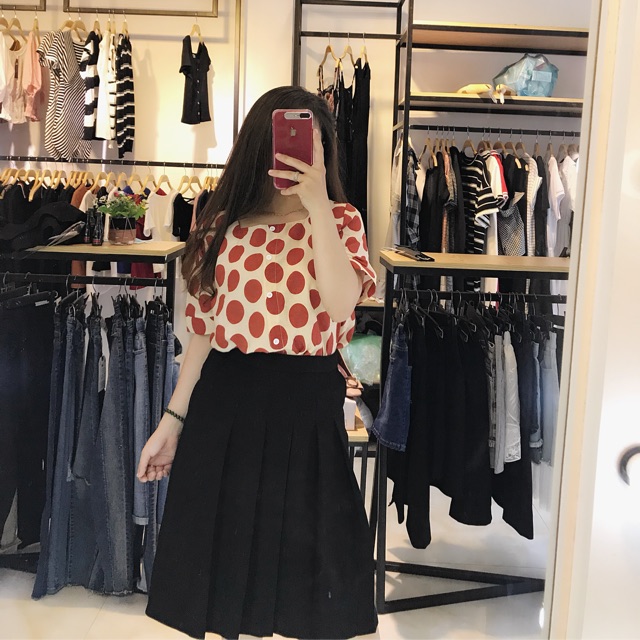 Áo chấm bi cổ vuông